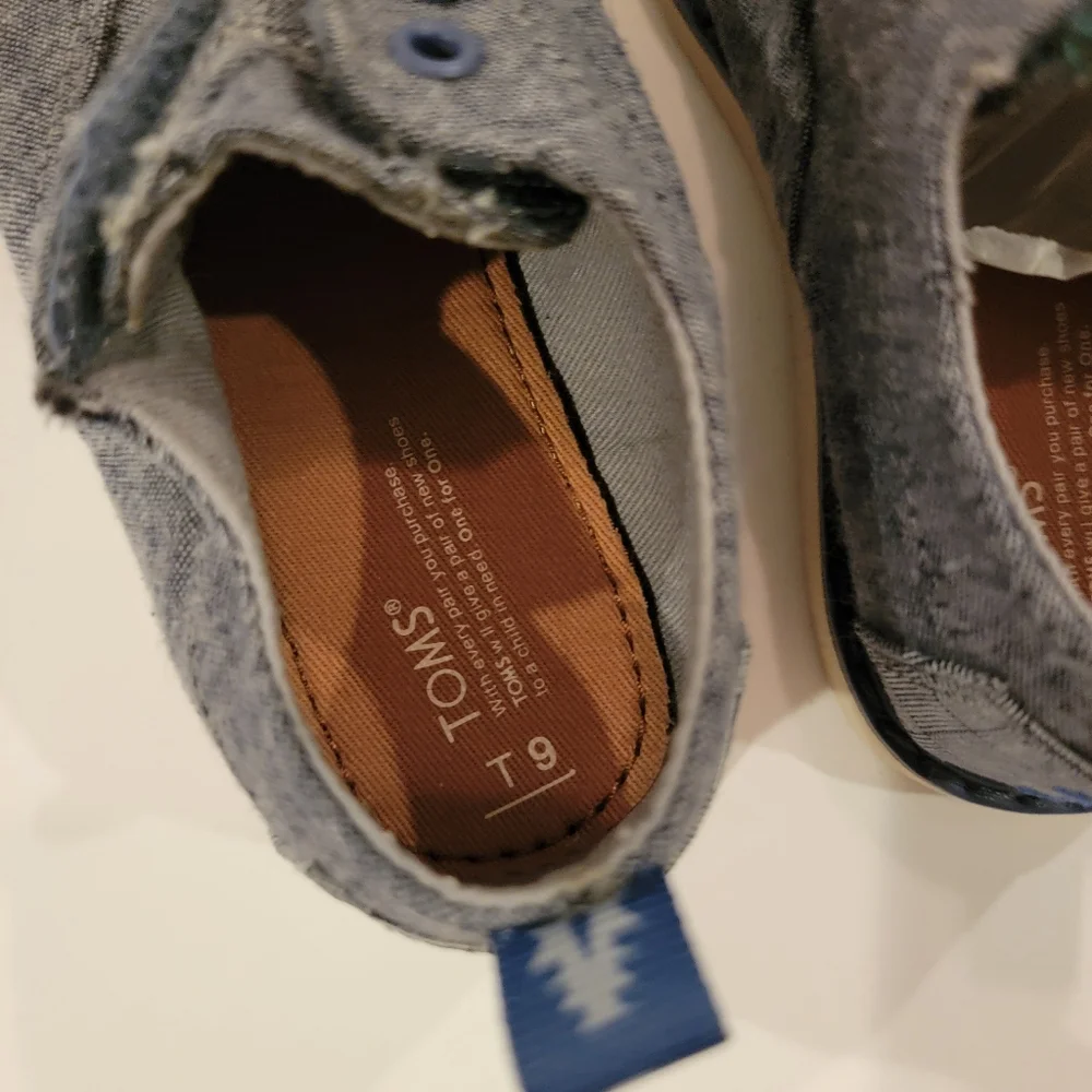 Tom's boys chambray wingtip oxford slip on dress up shoes canvas size 9